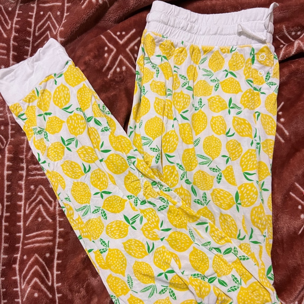 EUC lemon print women’s pajama bottoms (fits like an XL)